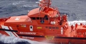 Dos inmigrantes rescatados y un desaparecido tras volcar una embarcación en el Estrecho 