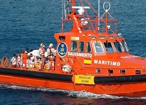 Salvamento Marítimo busca a un subsahariano tras volcar una embarcación hinchable en el Estrecho