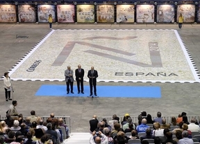Málaga: Un total de 3.100 personas crean un mosaico con 230.000 sellos para batir el récord Guinness