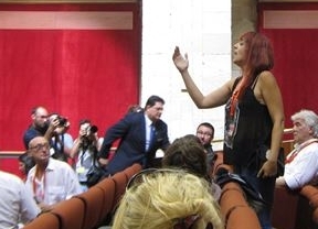 Desalojados por interrumpir el Pleno cantando fandangos 'contra el capital y la troika'