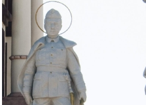 Una estatua de Franco corona la fachada de la iglesia de El Palmar de Troya