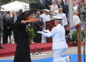 La Reina entrega en Cádiz la Bandera de Combate al Buque 'Juan Carlos I'  