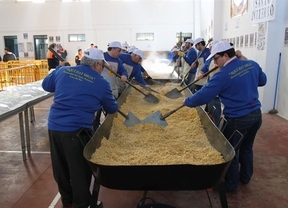 Más de 1.600 kilos de migas gratis en el tradicional 'Aquí hay miga' de Lora del Río