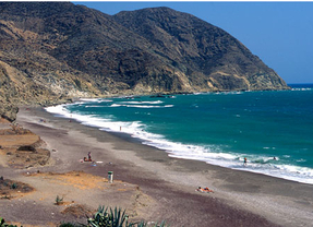 Más de 18.000 escolares recorrerán desde este lunes varias playas andaluzas para conocer su situación ambiental