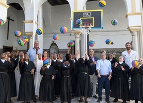 La FEB entrega una canasta y balones a las monjas de clausura del Convento de San Leandro