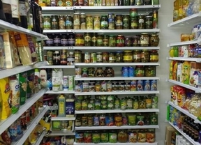 Cierre cautelar de una tienda de alimentación en Jaén con productos caducados hace 13 años