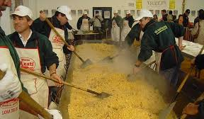 Miles de personas degustan 1.600 kilos de migas en Lora del Río