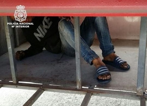 Tres inmigrantes pretendían entrar ocultos en los bajos de dos camiones en Motril