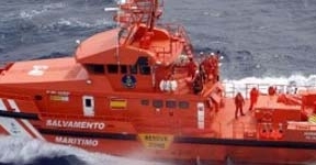Salvamento Marítimo en Almería busca una patera con 23 personas, entre ellas tres niños