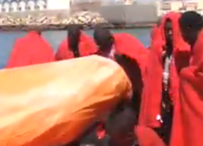 La Armada auxilia a los 56 inmigrantes que viajaban a bordo de una patera en la Isla de Alborán