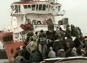 Rescatan dos pateras en el Estrecho con 16 personas a bordo