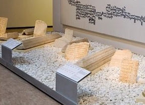 El Louvre expone dos inscripciones funerarias andalusíes de Almería