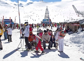Más de 10.000 esquiadores en Sierra Nevada