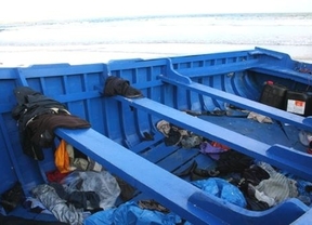 Rescatados 30 inmigrantes en una patera en la playa de El Palmar (Cádiz) 