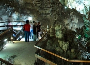 Un tren turístico conectará la Cueva de Nerja con el casco histórico