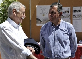 Eduardo Mendoza pone fin a la Feria del Libro de Tomares 'más respaldada por el público'