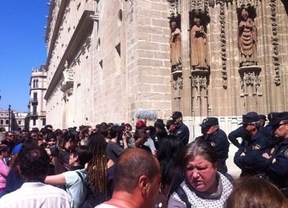 Las familias desalojadas se encierran en la Catedral tras una marcha desde la Corrala Utopía y piden soluciones