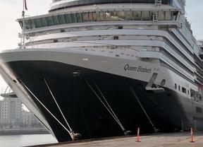 El buque británico 'Queen Elizabeth' hace escala en Cádiz con más de 2.000 pasajeros