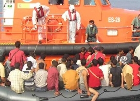 Rescatada una patera con once inmigrantes en aguas del Estrecho
