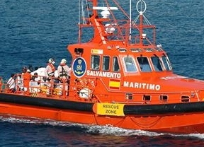 Salvamento Marítimo localiza la patera en Alborán y rescata a 34 personas, entre ellas cuatro menores