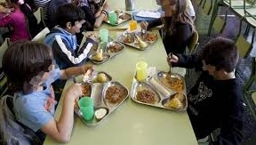 La Junta sustituirá las dos comidas diarias en colegios por ayuda económica a las familias