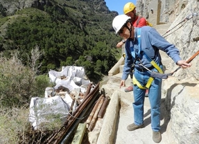 Alpinistas que trabajan en las obras del Caminito del Rey retiran 20 toneladas de escombros de la pasarela