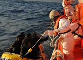 Rescatados once inmigrantes en el Estrecho a bordo de una balsa hinchable