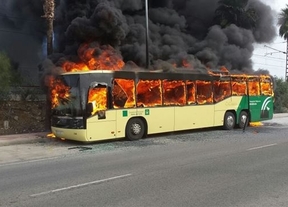 Evacuados 58 viajeros de un autobús ardiendo en la N-IV