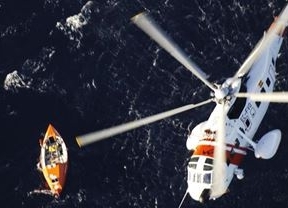 Diecisiete rescatados, dos menores, de una patera al sur de Adra