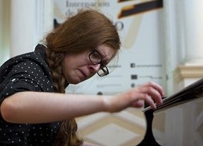 Anastasia Rizikon, de tan solo 16 años, gana el Premio 'Jaén' de Piano