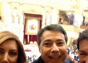 Susana Díaz inmortaliza su presencia en la proclamación con un 'selfie' junto a Ignacio González y Javier Fernández