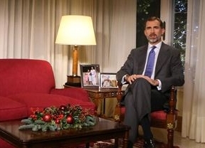 Felipe VI cambia el escenario del mensaje de Navidad y pasa del despacho a una sala del Palacio de Zarzuela