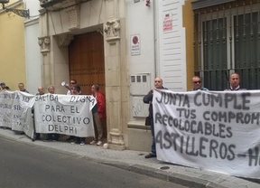 Recolocables de Santana, Delphi y Astilleros protestan ante la sede del PSOE-A