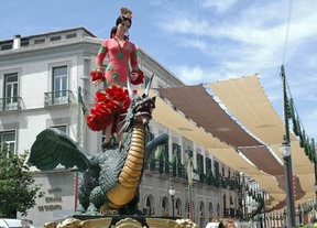 La Tarasca desfila por las calles de Granada para anunciar los días grandes del Corpus