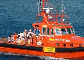 Rescatan a 50 inmigrantes de una patera interceptada junto a isla de Alborán