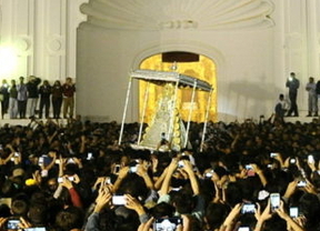 La Virgen del Rocío visita a sus filiales entre vítores de los romeros