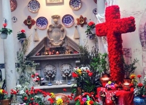 Más de 80 cruces adornan la ciudad de Granada desde este sábado con motivo del Día de la Cruz