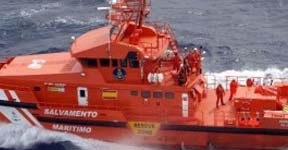 Rescatan en aguas de Granada una patera buscada desde el miércoles