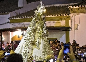 La Virgen del Rocío procesiona cerca de ocho horas por la aldea  