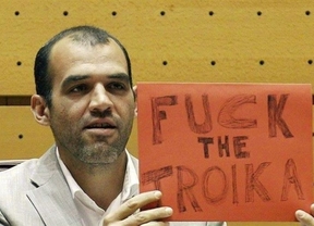Mariscal (IU) presume de exhibir en el Senado un cartel con el lema 'Fuck the Troika'