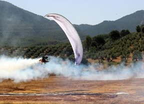 Miles de personas pasan por el recinto del Festival Internacional del Aire 'El Yelmo'