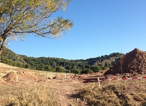 Las máquinas empiezan a retirar tierra en la zona del Peñón del Colorado donde podría estar enterrado Lorca