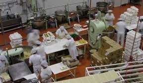 La fábrica de 'Doña Jimena' en Alcaudete comienza la producción de turrón y dulces de cara a la campaña navideña