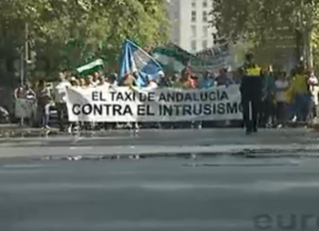 Un millar de taxis se concentran en Sevilla contra el intrusismo