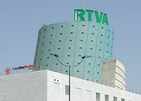 El bipartito convalidan el decreto que permite mantener su sueldo a directivos de RTVA