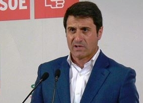 PSOE-A: 'Arenas sigue jugando de delantero y Moreno, sentado en el banquillo'