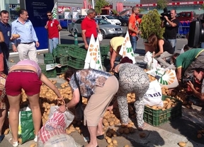 Protestan en Granada por el veto ruso tirando toneladas de patatas