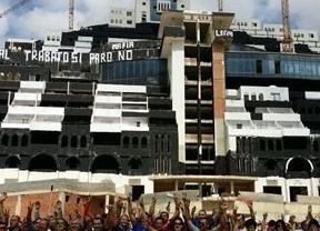 Un centenar de personas reivindican en El Algarrobico la apertura del hotel