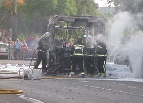 Arden un autobús municipal vacío y seis coches en Córdoba sin causar heridos