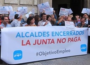 Alcaldes del PP encerrados en la Junta intentarán trasladar a Díaz su exigencia del pago de la deuda  
